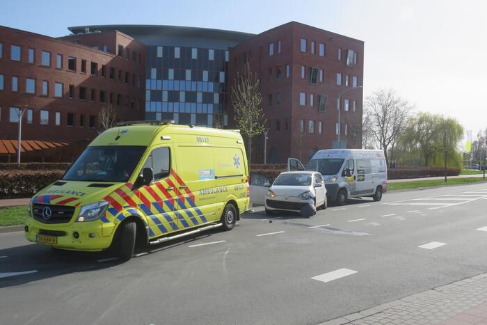 Drie voertuigen botsen op elkaar