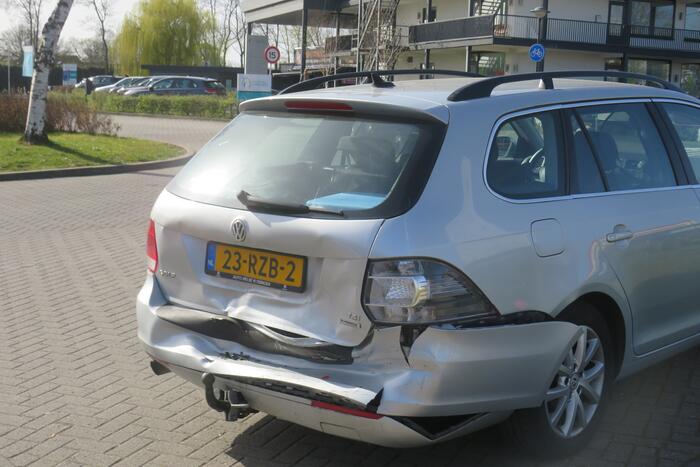 Drie voertuigen botsen op elkaar