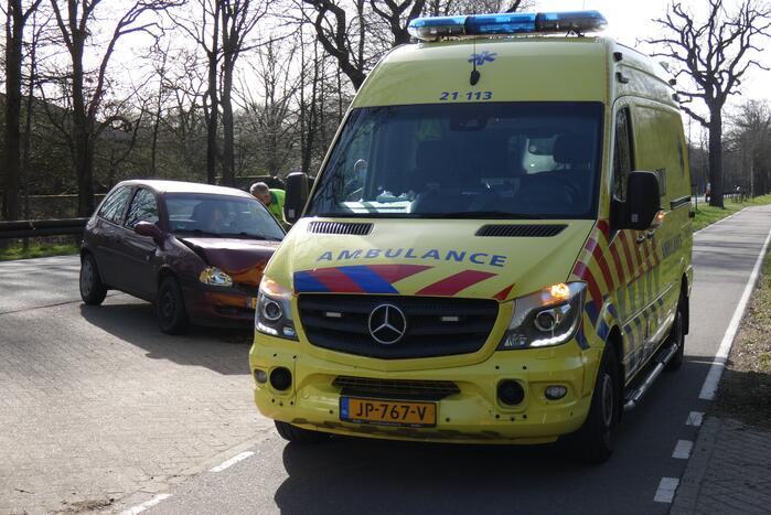 Twee bestelbussen en personenwagen botsen op elkaar