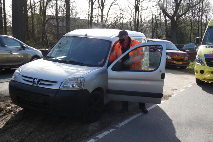 Twee bestelbussen en personenwagen botsen op elkaar