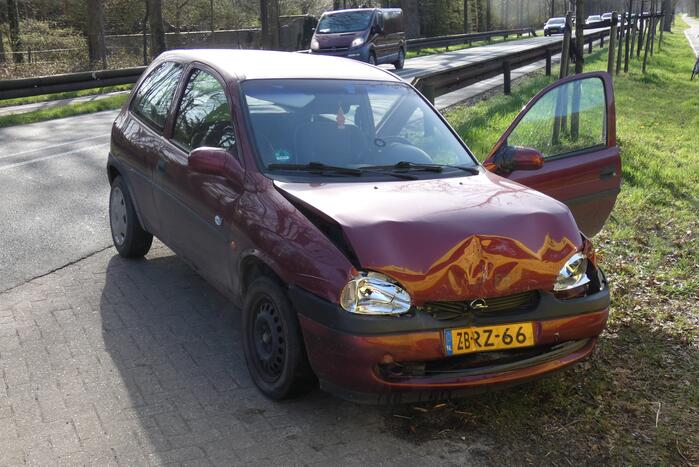 Twee bestelbussen en personenwagen botsen op elkaar