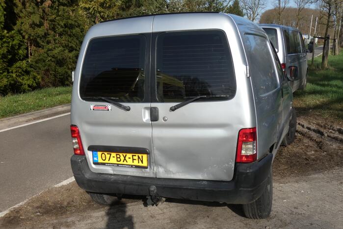 Twee bestelbussen en personenwagen botsen op elkaar