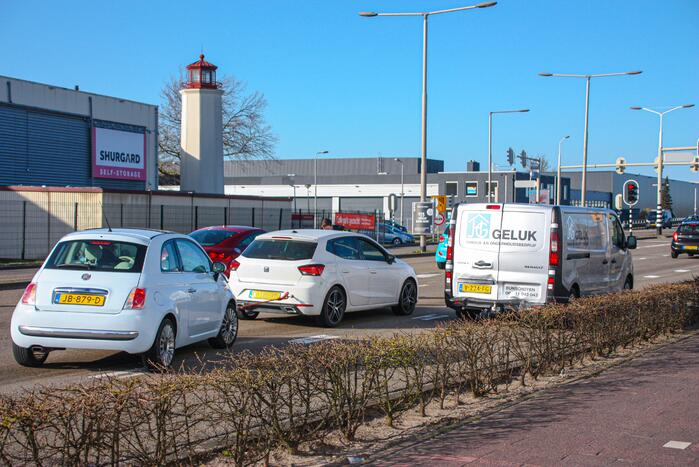 Kop-staart aanrijding met meerdere voertuigen
