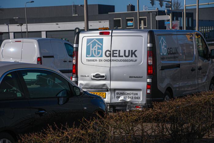 Kop-staart aanrijding met meerdere voertuigen