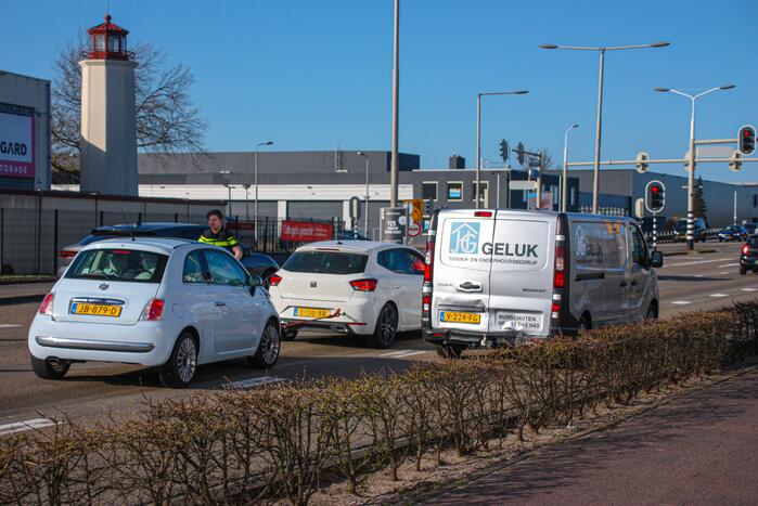 Kop-staart aanrijding met meerdere voertuigen