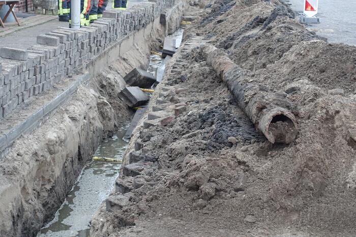Stoeptegels gevallen op leiding