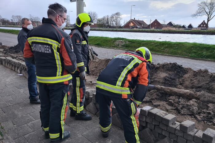 Stoeptegels gevallen op leiding