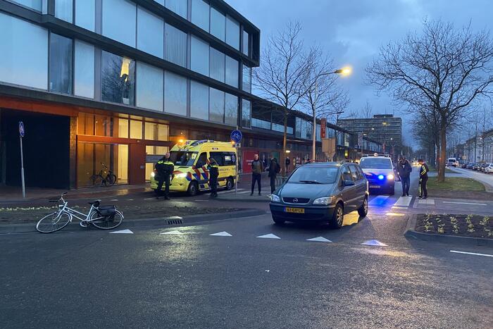 Man op leeftijd geschept door personenauto