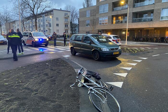 Man op leeftijd geschept door personenauto