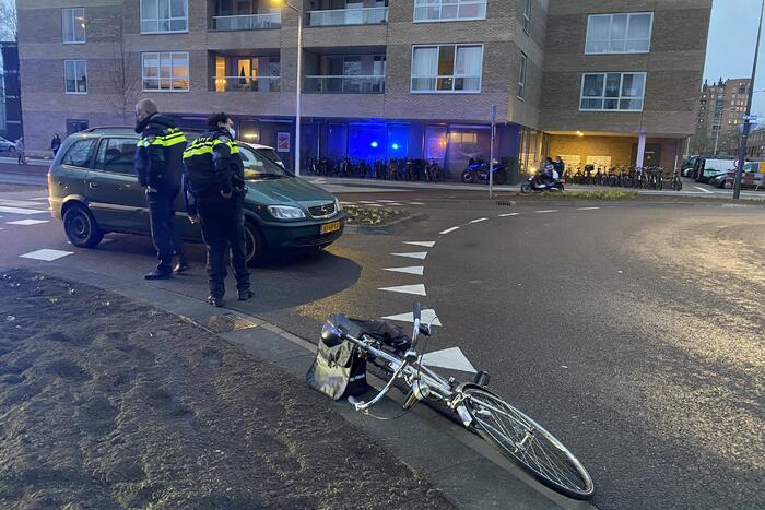 Man op leeftijd geschept door personenauto
