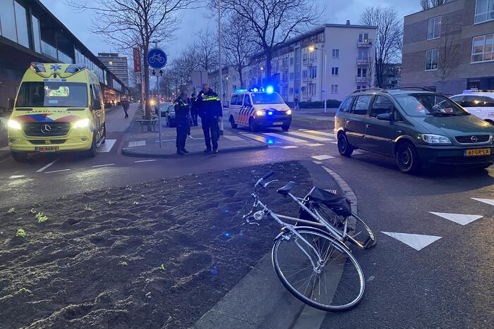 Man op leeftijd geschept door personenauto