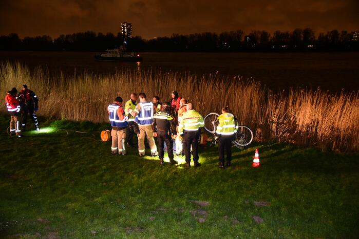 Grote zoekactie na gevonden fiets langs waterkant