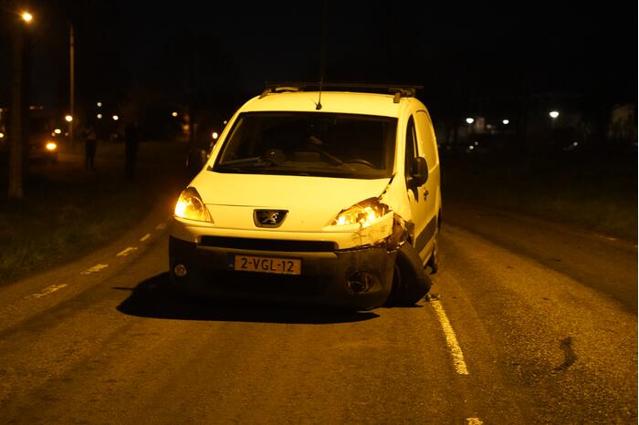 Twee bestelbussen botsen op elkaar