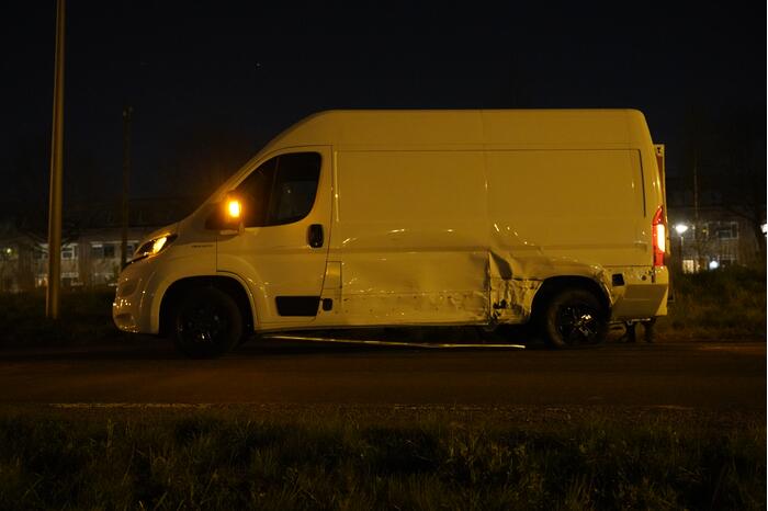 Twee bestelbussen botsen op elkaar