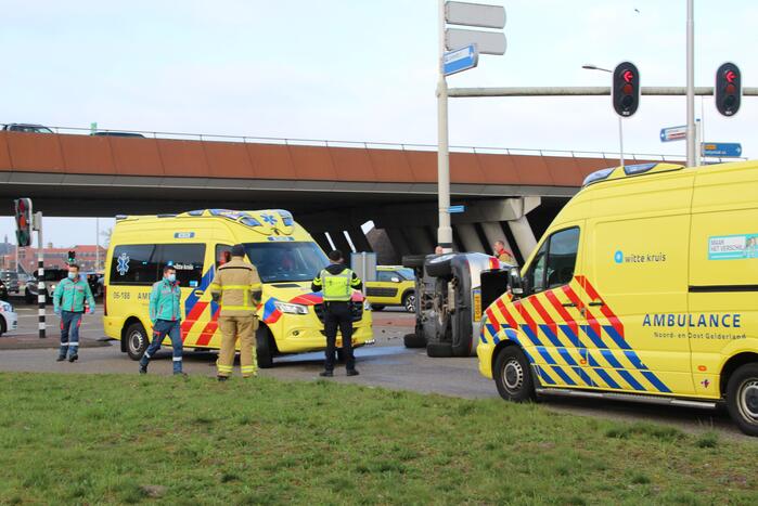 Auto op zijn kant bij verkeersongeval