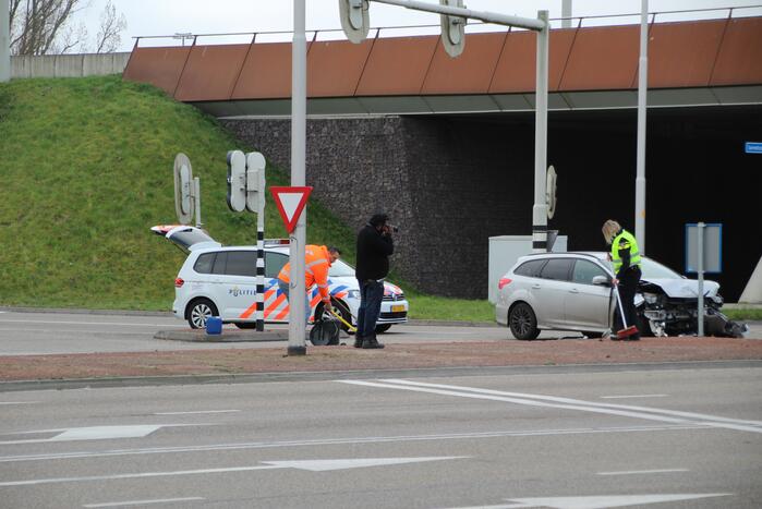 Auto op zijn kant bij verkeersongeval