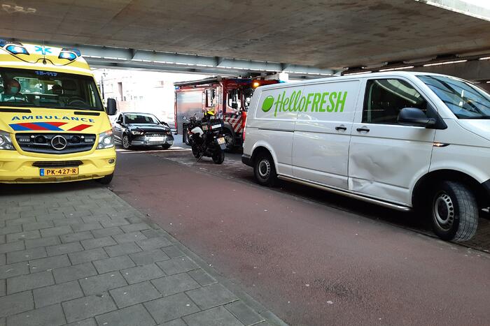 Bestelbus en personenwagen botsen op elkaar