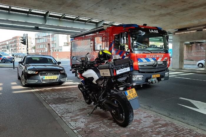 Bestelbus en personenwagen botsen op elkaar