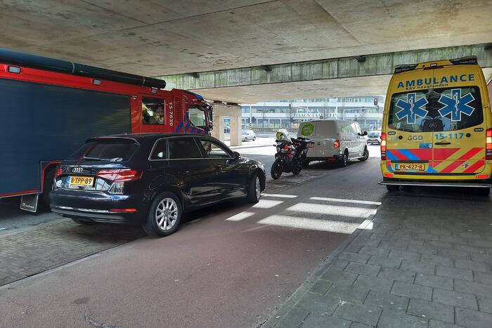 Bestelbus en personenwagen botsen op elkaar