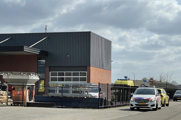 Man zwaargewond bij bedrijfs ongeval