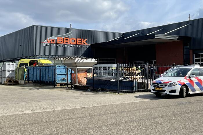 Man zwaargewond bij bedrijfs ongeval