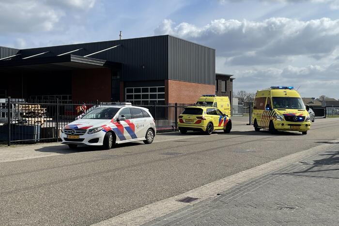 Man zwaargewond bij bedrijfs ongeval