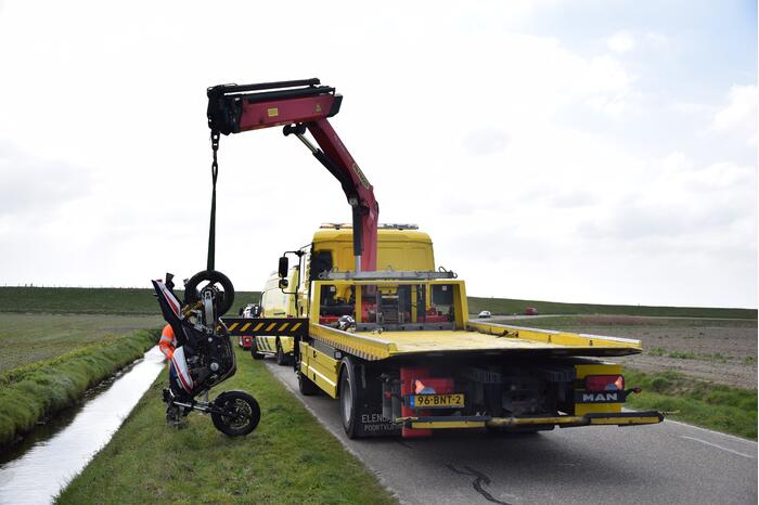 Motor breekt uit en belandt in de sloot