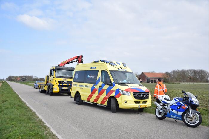 Motor breekt uit en belandt in de sloot