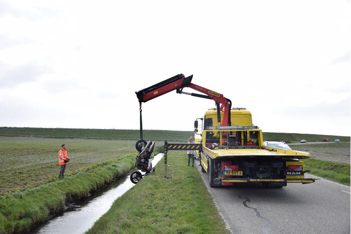 Motor breekt uit en belandt in de sloot