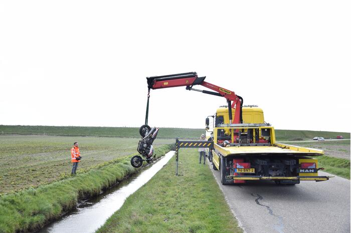 Motor breekt uit en belandt in de sloot