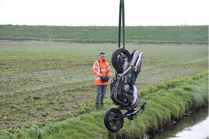 Motor breekt uit en belandt in de sloot