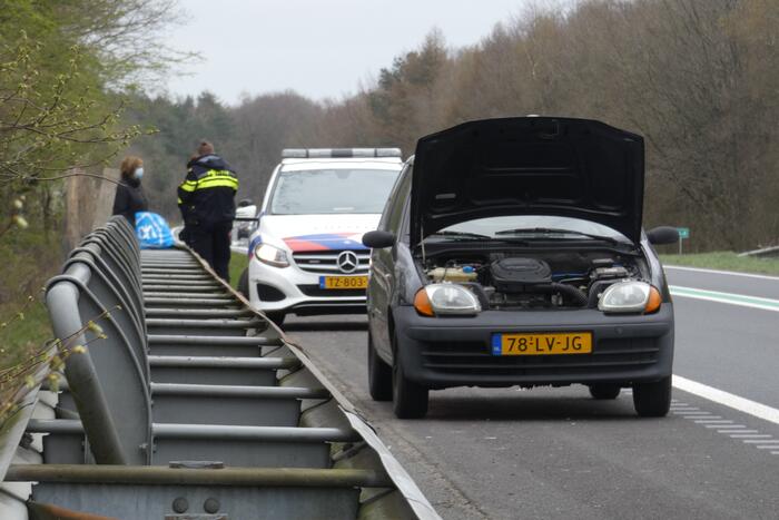 Auto valt stil na rook onder de motorkap