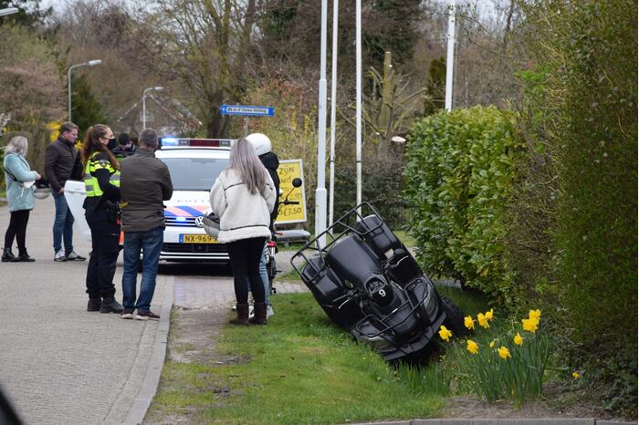 Quad belandt in greppel na ongeval