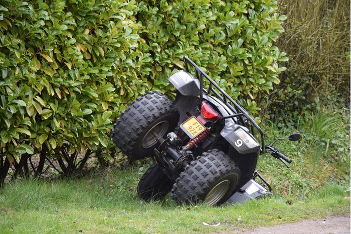 Quad belandt in greppel na ongeval