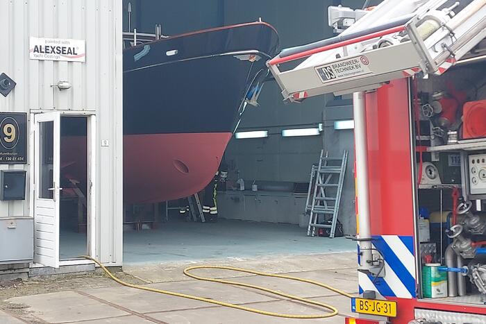 Brand bij jacht coating bedrijf