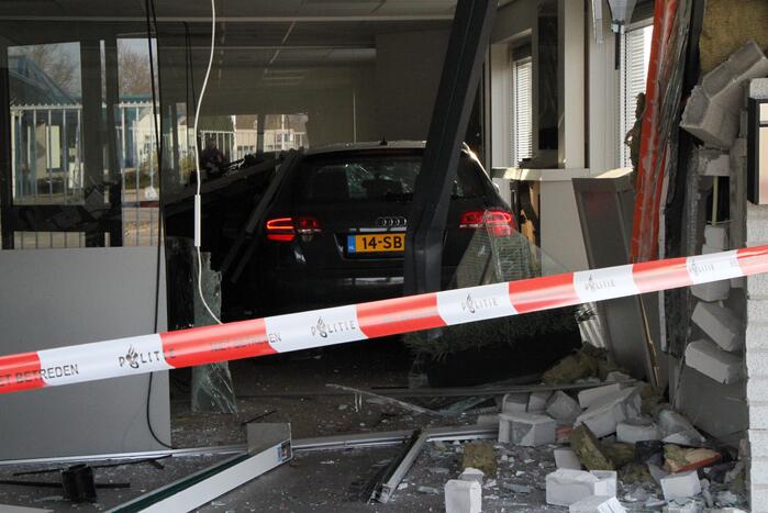 Auto rijdt bedrijfspand binnen