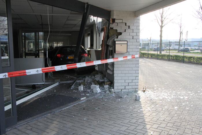 Auto rijdt bedrijfspand binnen