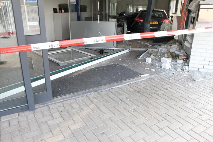 Auto rijdt bedrijfspand binnen