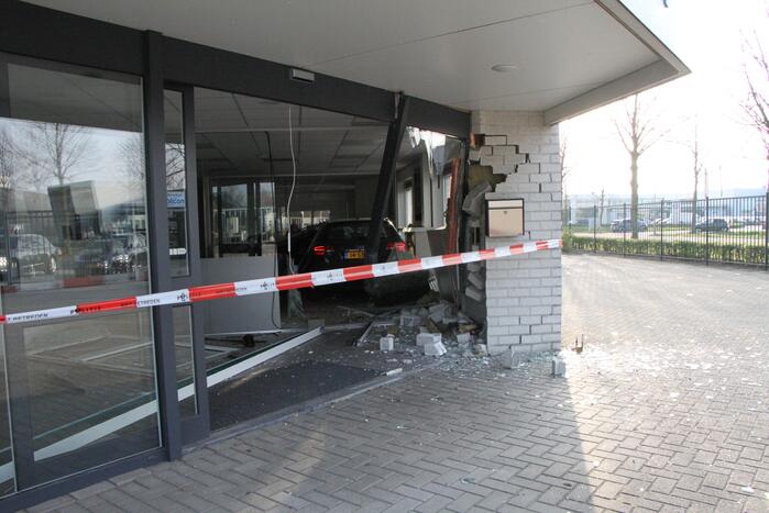 Auto rijdt bedrijfspand binnen