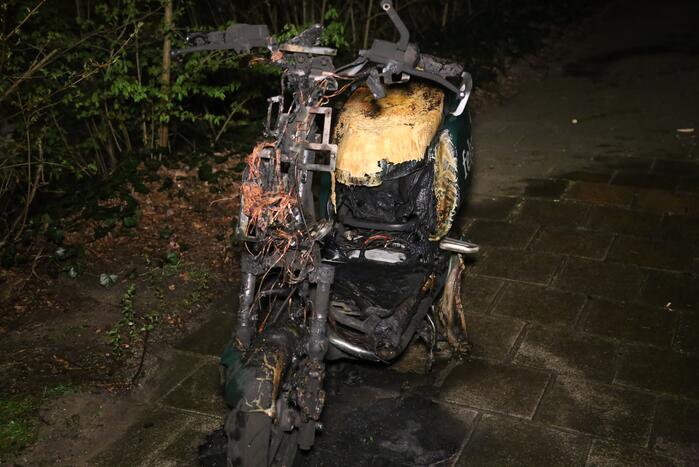 Scooter verwoest door brand