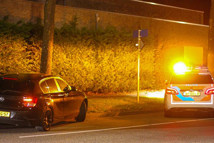 Auto vliegt uit de bocht en knalt tegen boom