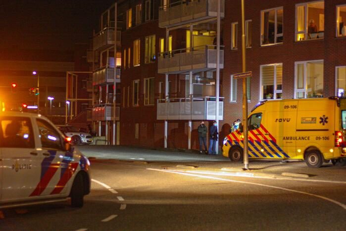 Auto vliegt uit de bocht en knalt tegen boom