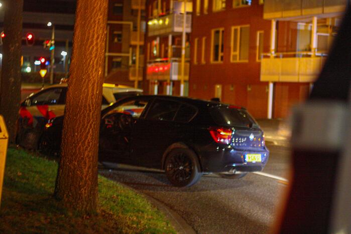 Auto vliegt uit de bocht en knalt tegen boom