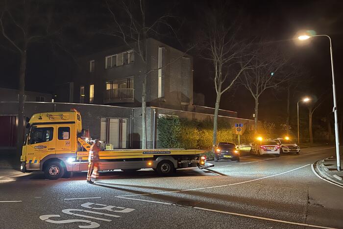 Auto vliegt uit de bocht en knalt tegen boom