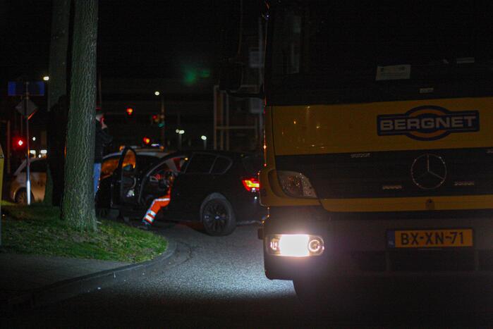 Auto vliegt uit de bocht en knalt tegen boom
