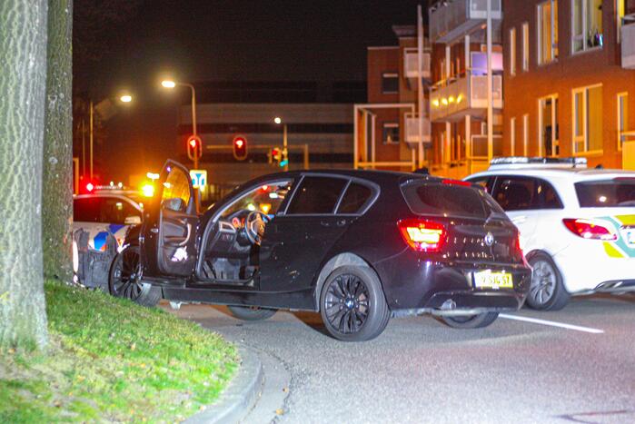 Auto vliegt uit de bocht en knalt tegen boom