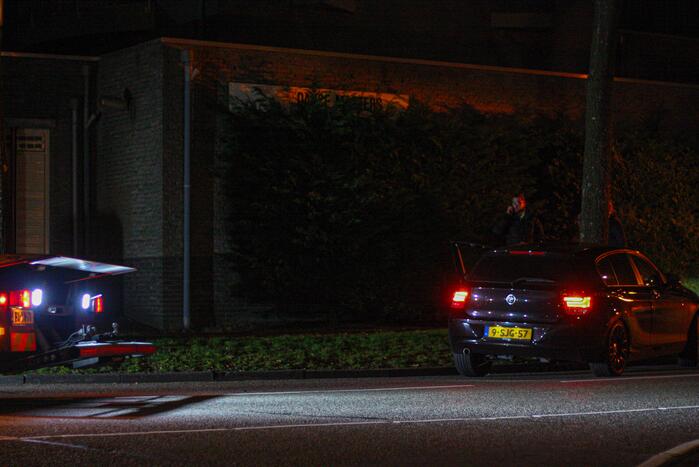 Auto vliegt uit de bocht en knalt tegen boom