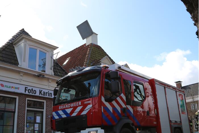 Schoorsteenplaat dreigt weg te waaien