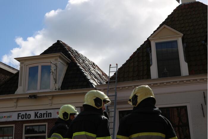 Schoorsteenplaat dreigt weg te waaien