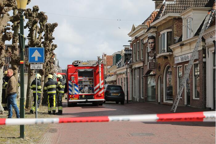 Schoorsteenplaat dreigt weg te waaien